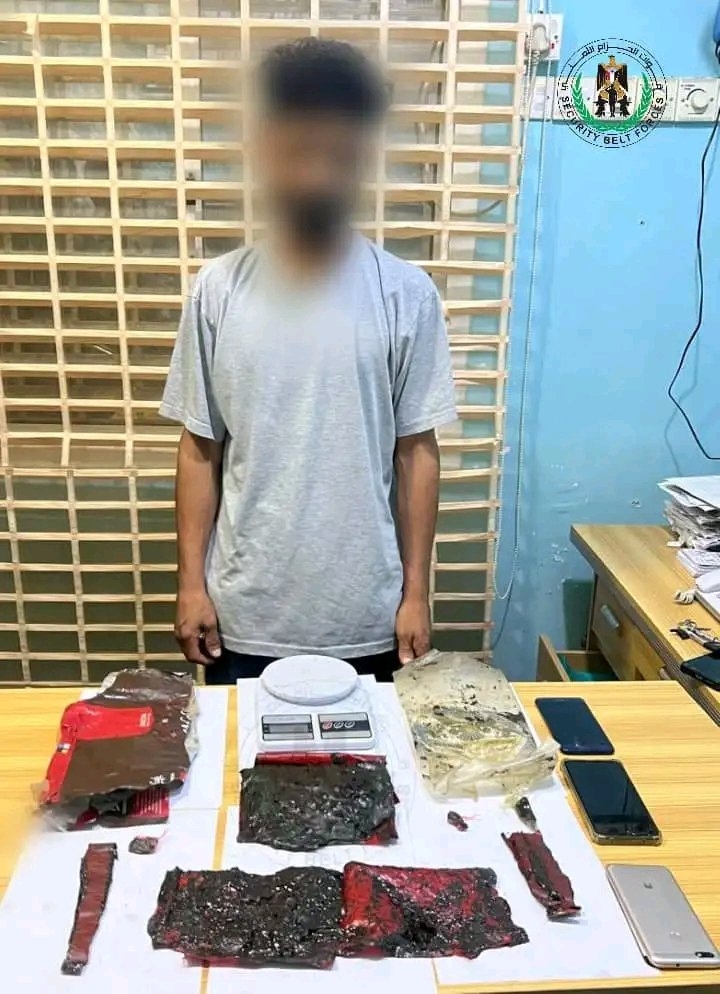 عملية أمنية مشتركة بين مكافحة المخدرات في الحزام الأمني ،وادارة امن عدن تسفر عن ضبط كيلو حشيش في مدينة السلام بعدن