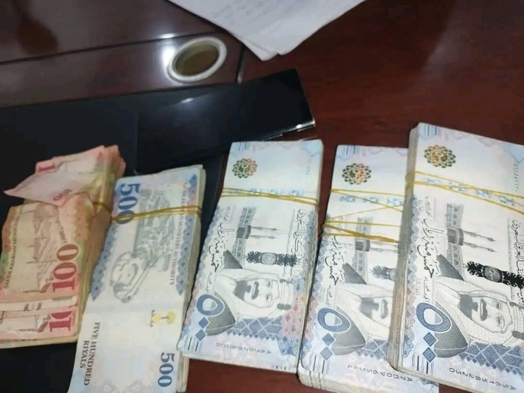أمن العاصمة عدن يلقي القبض على متهم بسرقة 220 ألف ريال سعودي خلال عملية نوعية خاطفة.
