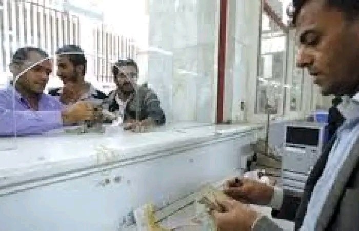 صرافون ورجال مال حضارم يوقفون التعامل المالي مع قيادة الهضبة