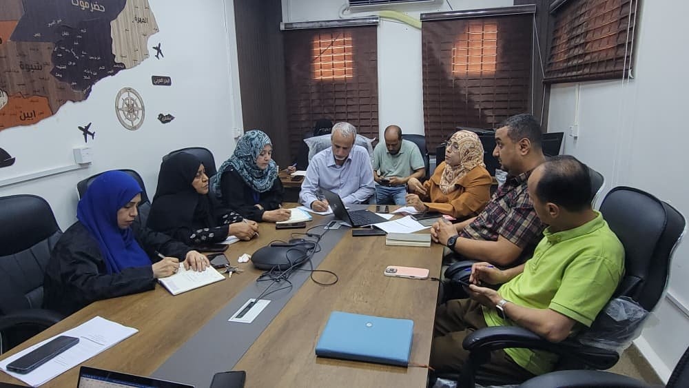 برئاسة الوكيل الشبحي لجنة إعداد مناهج القابلات يناقشوا آلية سير العمل في أعداد المناهج للقابلات في معهد الدكتور أمين ناشر