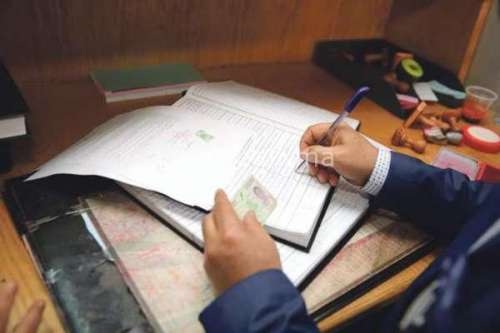 تفكيك شبكة لتزوير 'رسوم الولادة'