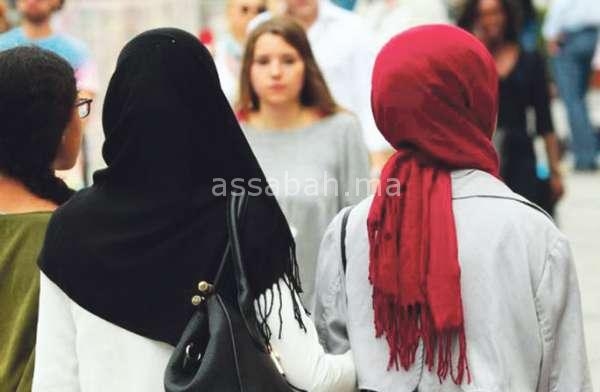 ماكرون يمنع تحجيب الفتيات