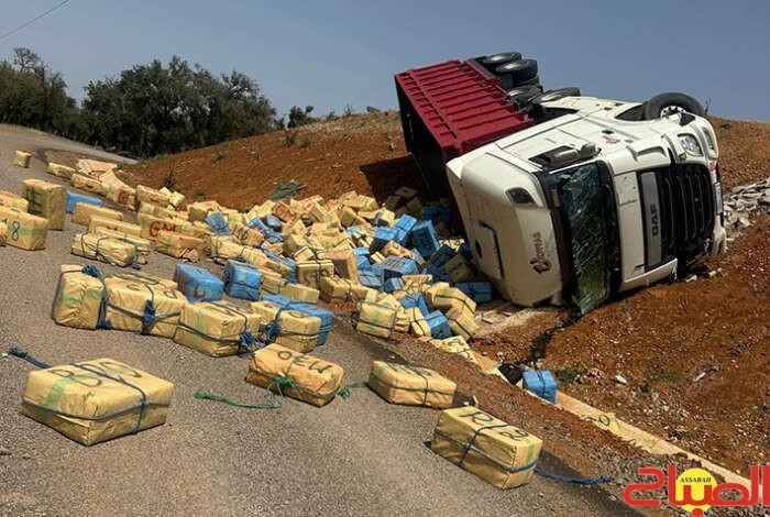 انقلاب شاحنة تنقل 14 طنا من 'الشيرا'