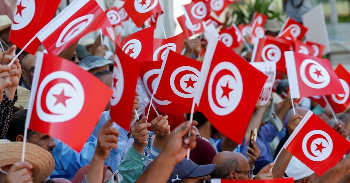 وسط توتر متصاعد.. مؤيدو الرئيس التونسي يحتجون ضد اتحاد الشغل