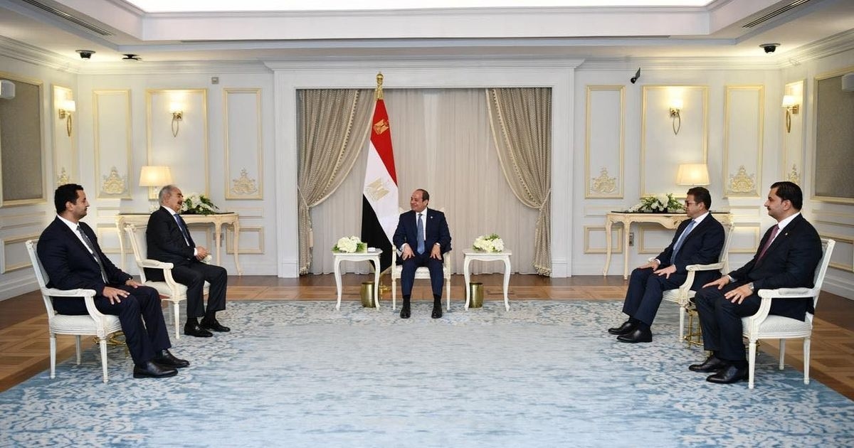 السيسي مستقبلاً خليفة حفتر: استقرار ليبيا أمن قومي لمصر