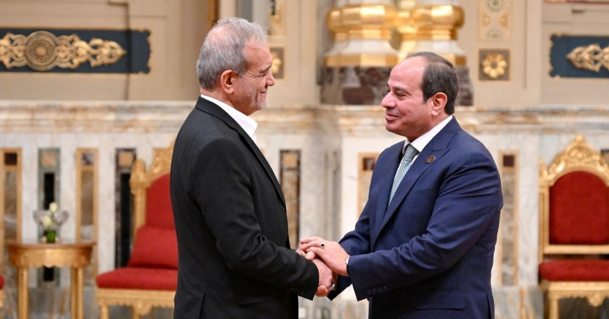 السيسي لبيزشكيان: لا حلول عسكرية لقضية الملف النووي الإيراني