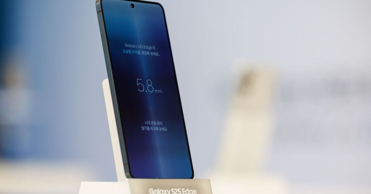 سامسونج تسخر من أبل في إعلان "جلاكسي S25 إيدج"