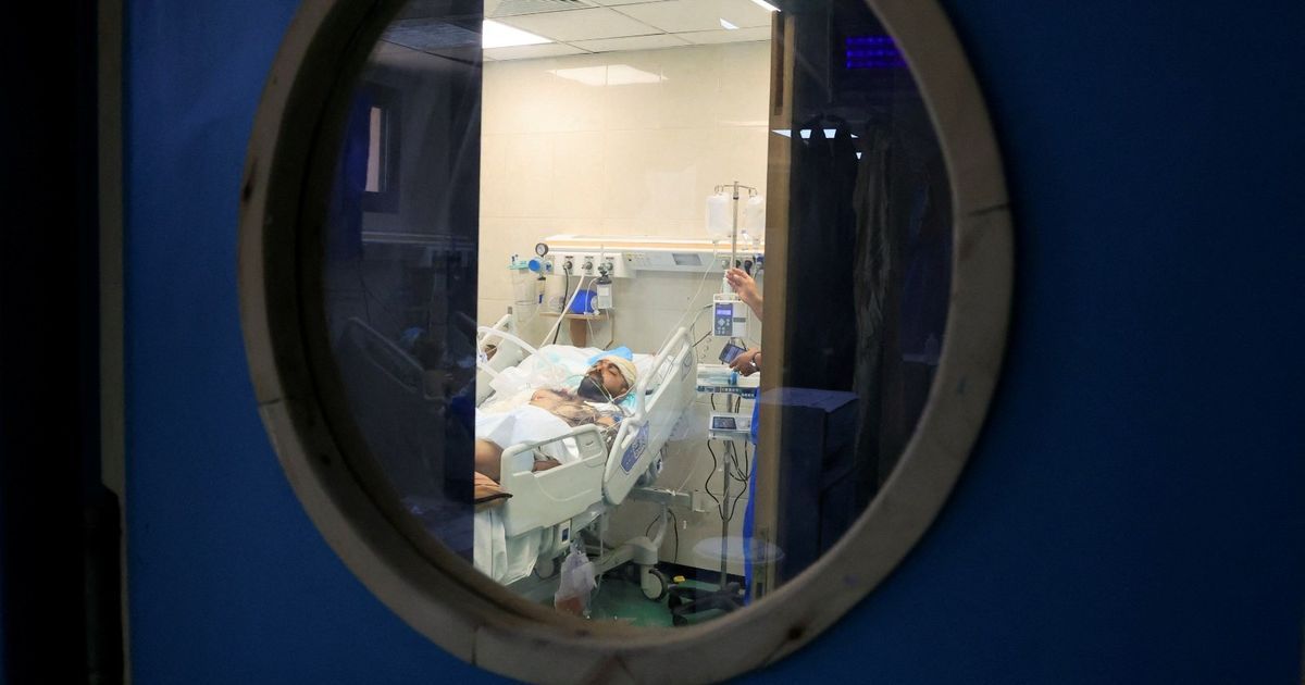 حمدي النجار.. طبيب فلسطيني فقد 9 من أبنائه في غارة إسرائيلية على غزة