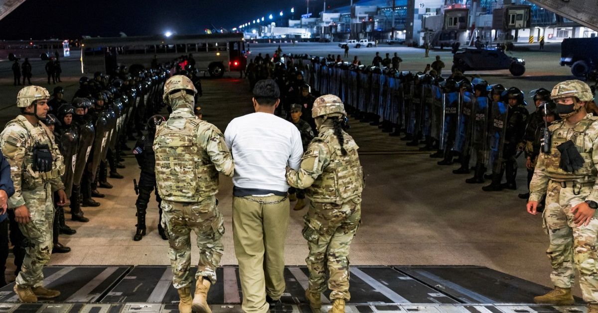 المحكمة العليا الأميركية تقيد الترحيل بقانون "الأعداء الأجانب".. وترمب: يوم عصيب