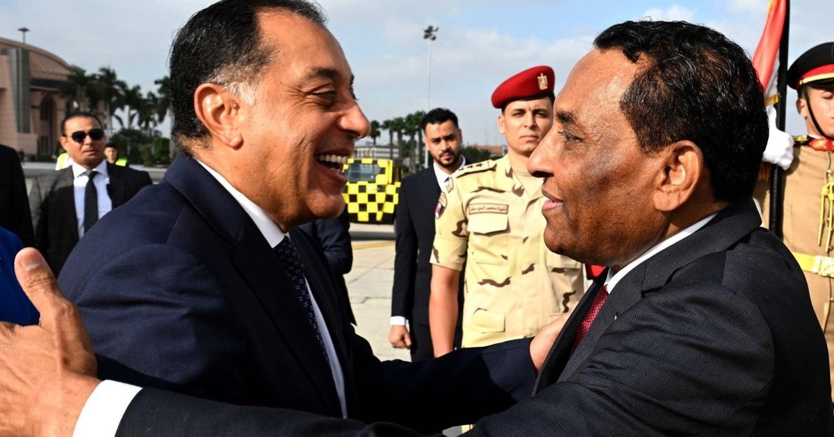 الأولى خارج البلاد.. رئيس الوزراء السوداني يزور القاهرة