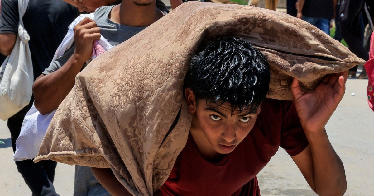 "فخاخ الموت" مستمرة.. إسرائيل تقتل فلسطينيين قرب مركز مساعدات في غزة