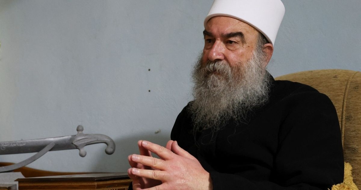 حكمت الهجري.. زعيم درزي يتصدر مشهد الأزمة في السويداء