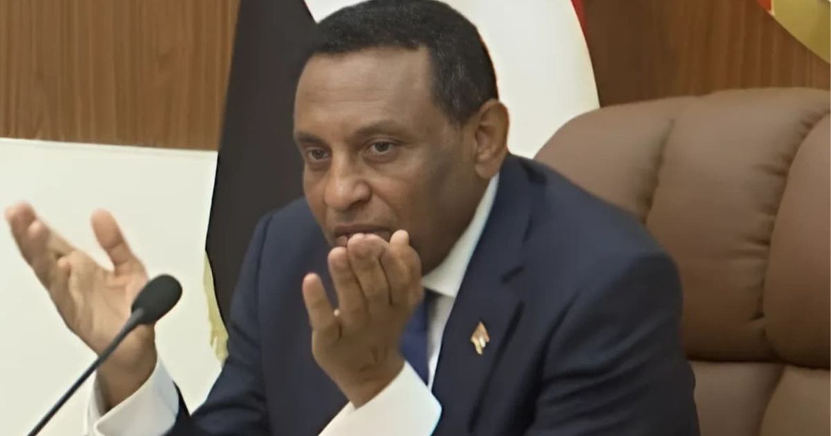 كامل إدريس يعلن حل الحكومة السودانية ويكلف وكلاء الوزارات