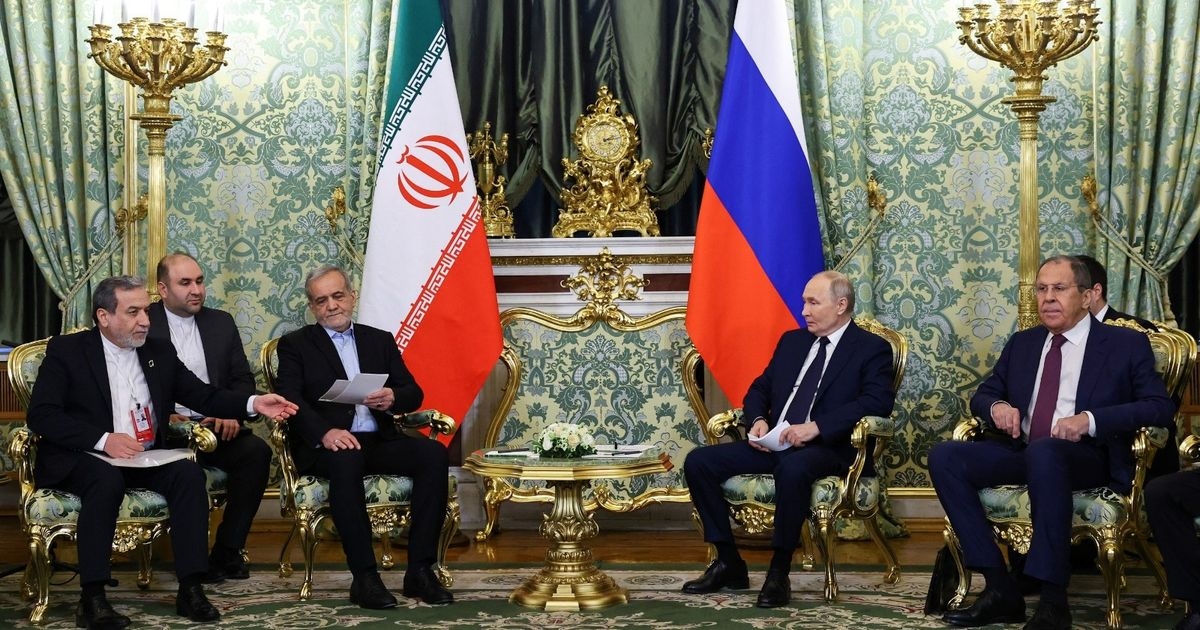 إيران تتمسك ببرنامجها النووي.. وتقارير: بوتين يحث طهران على التخلي عن التخصيب