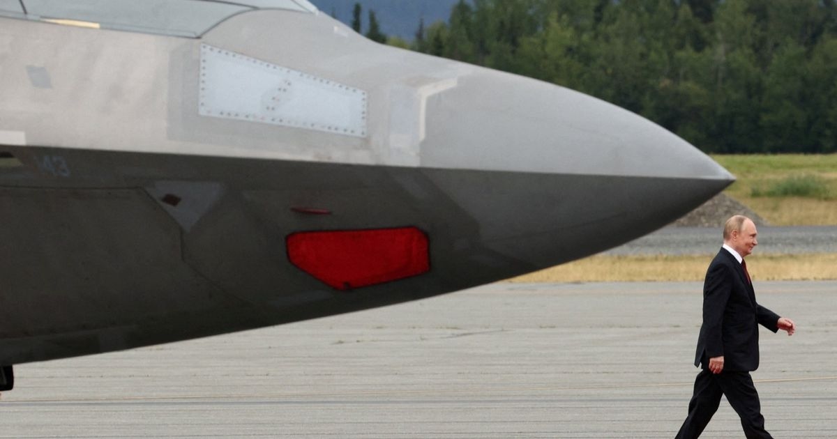 تحليق قاذفة B2 ومقاتلات F35 بقمة ألاسكا.. ترحيب أم استعراض؟