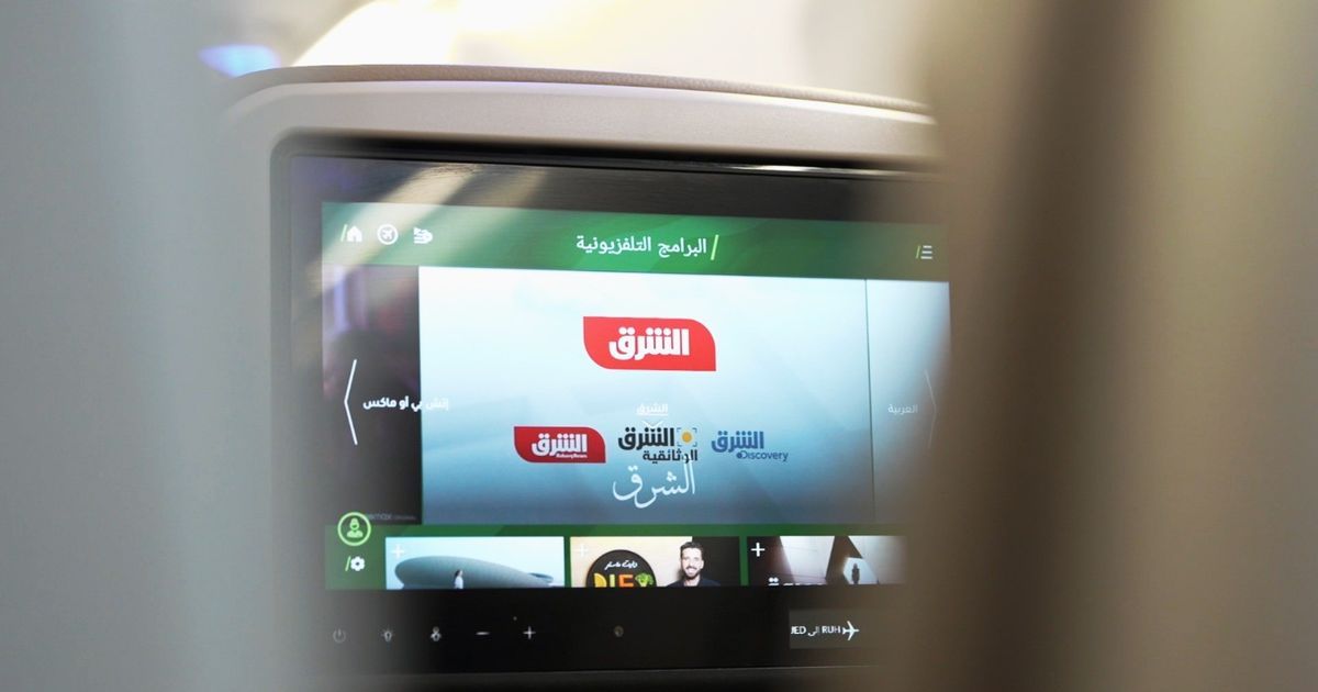 شراكة بين الخطوط السعودية وSRMG لعرض محتوى "الشرق" على شاشات طائراتها