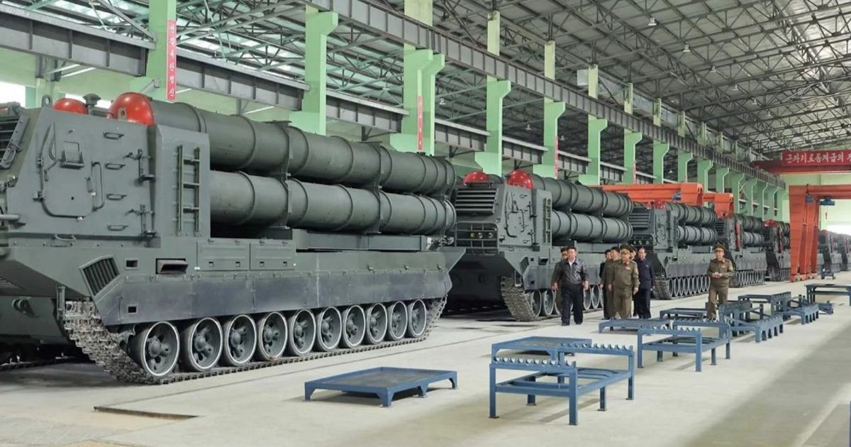 كوريا الشمالية تبدأ الإنتاج الضخم لصواريخ KN-25 بعيدة المدى