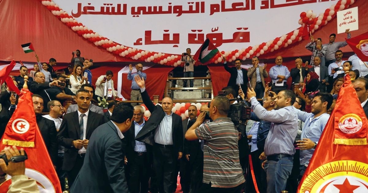 اتحاد الشغل في تونس يقرر التظاهر ويلوح بالإضراب بعد احتجاج أمام مقره