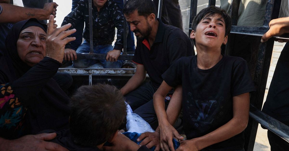 إسرائيل تقتل 140 في غزة خلال يوم مع تركيز العالم على "حرب إيران"