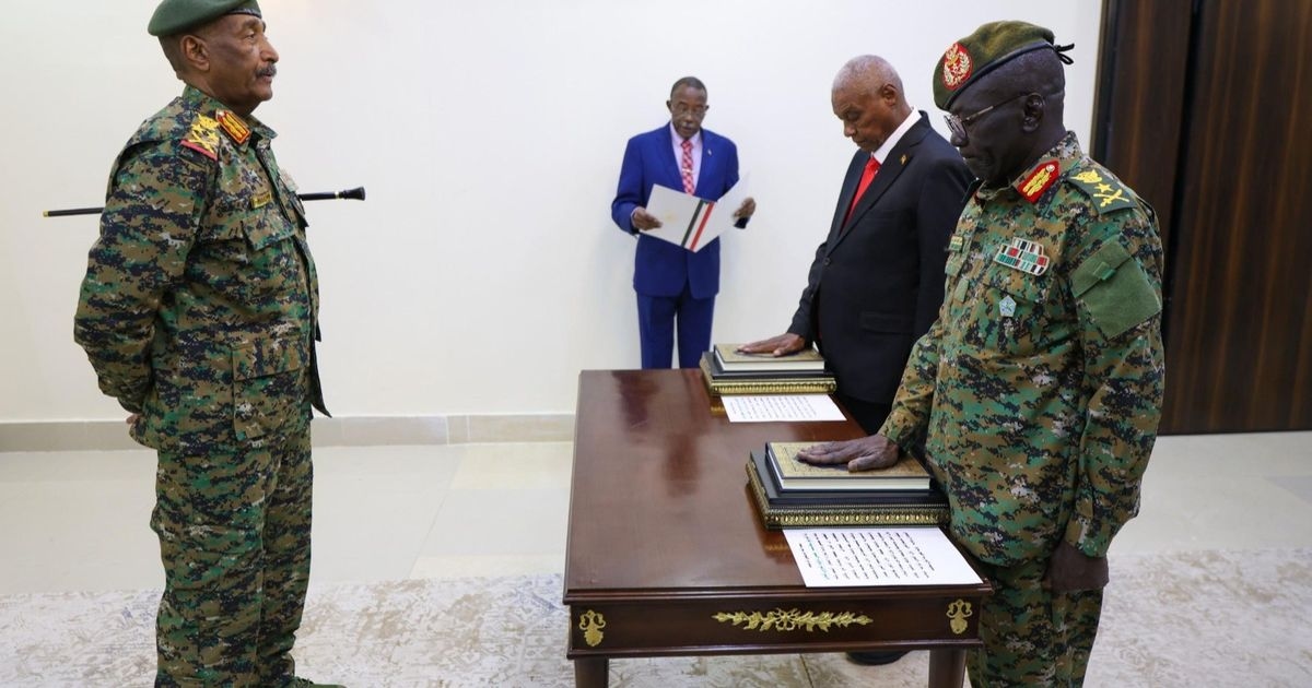 السودان.. وزيرا الدفاع والداخلية يؤديان اليمين أمام البرهان