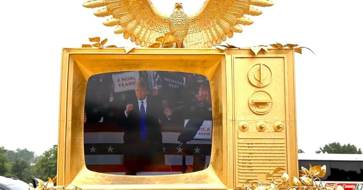 ترمب يرقص مع إبستين في عمل فني ساخر أمام مبنى الكابيتول