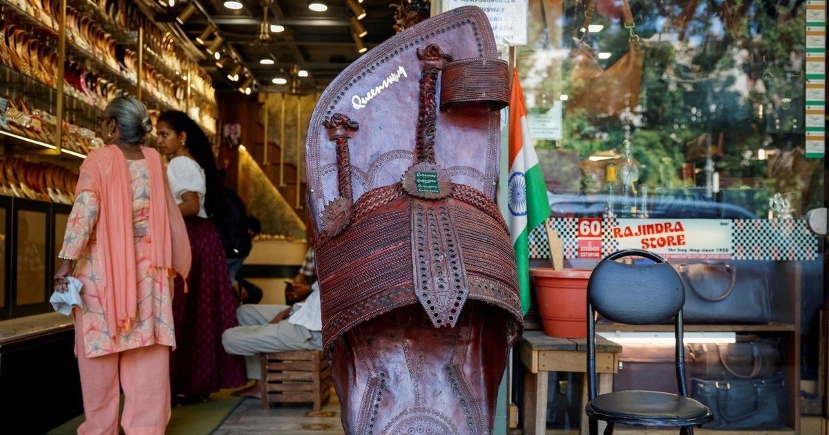 بعد "فضيحة الصندل".. Prada تتطلع للتعاون مع حرفيي الأحذية في الهند
