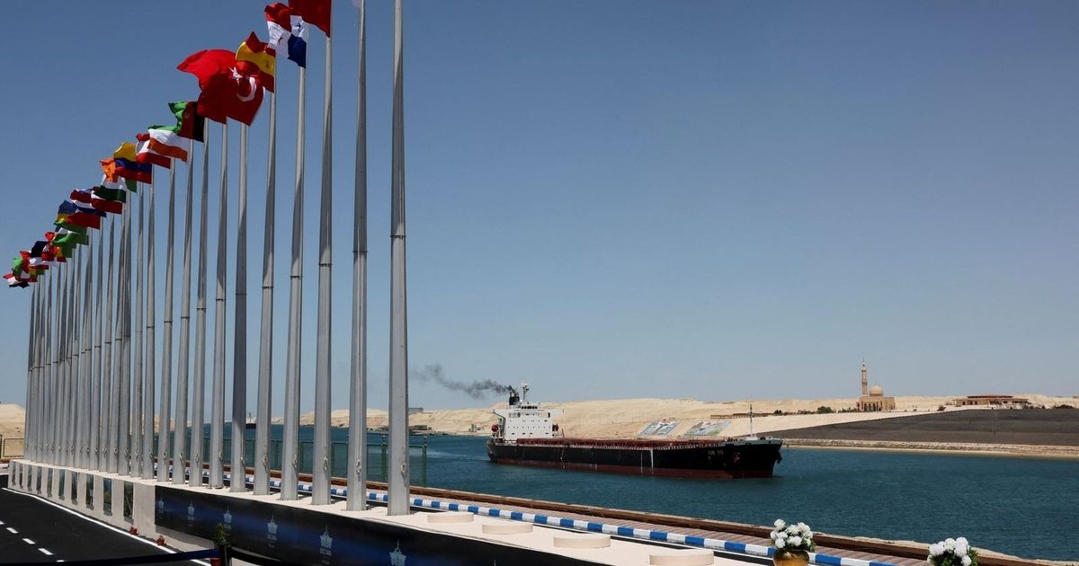 مصر.. 4 وفيات و22 إصابة في انقلاب بارجة بحرية بخليج السويس