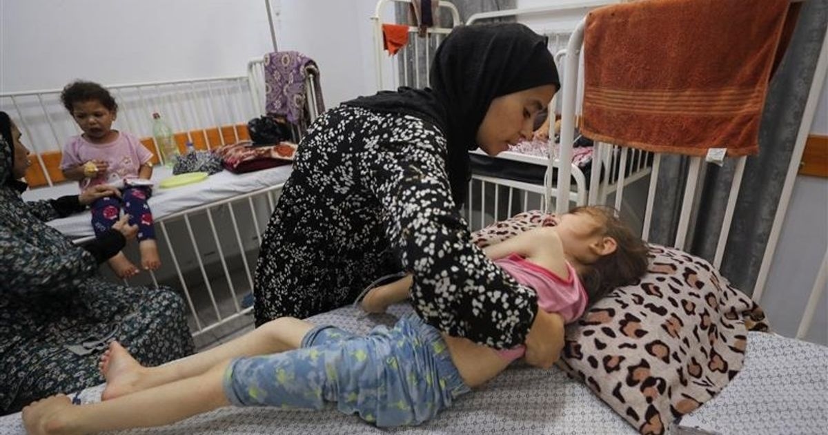 بعد وفاة إحدى ابنتيها بسوء التغذية.. فلسطينية تتمسك بالأمل في إنقاذ طفلتها الثانية