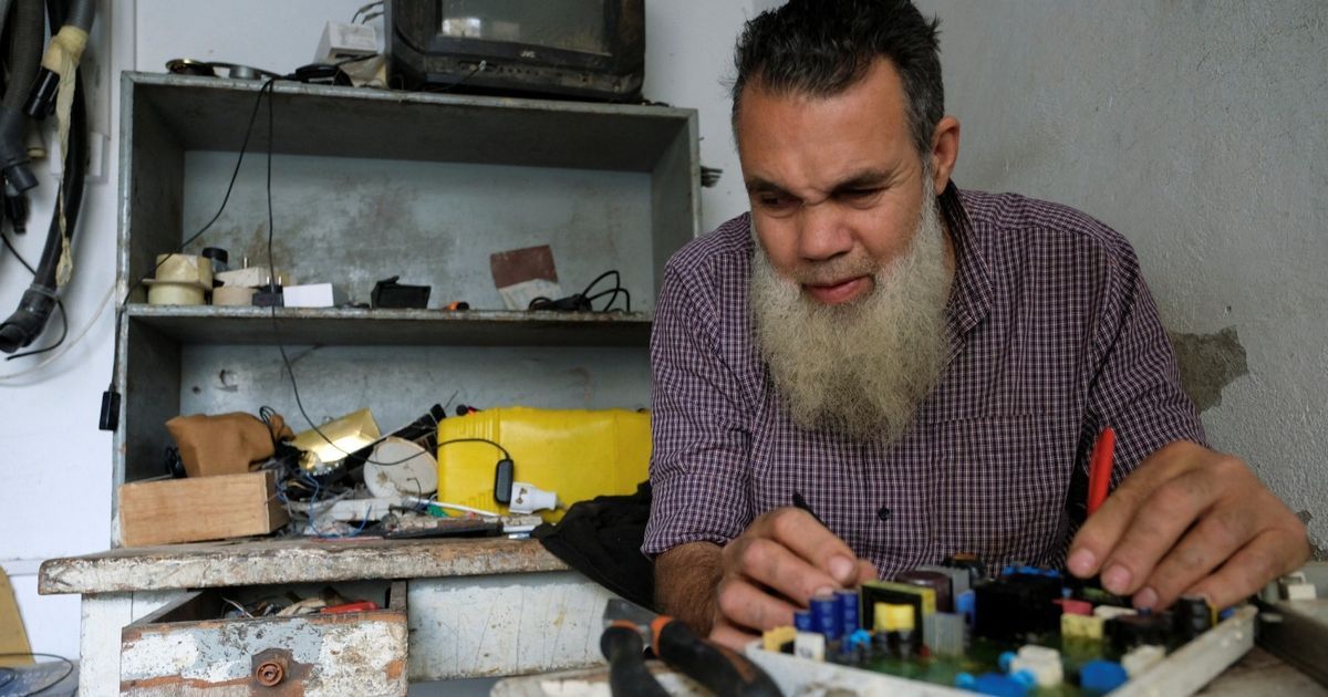 فني تصليح أجهزة كهربائية في ليبيا يصبح مثالاً ملهماً لفاقدي البصر