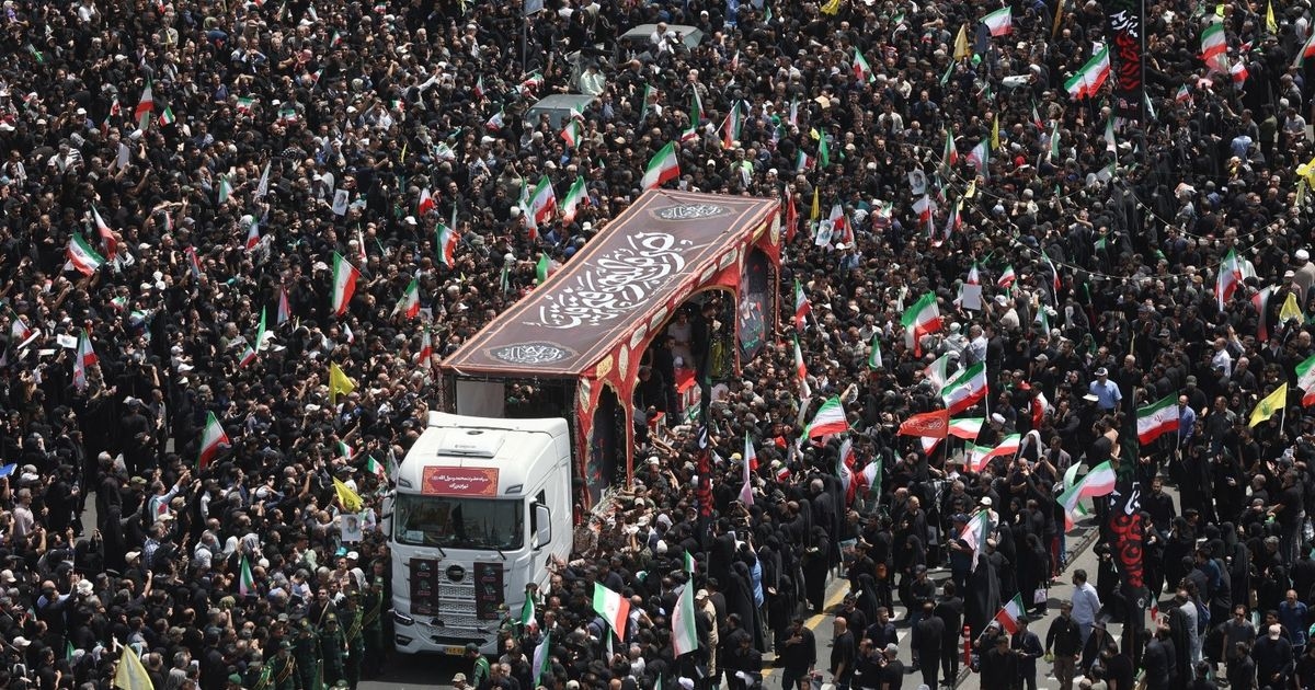 بالصور.. إيران تشيع قادة عسكريين وعلماء نوويين اغتالتهم إسرائيل