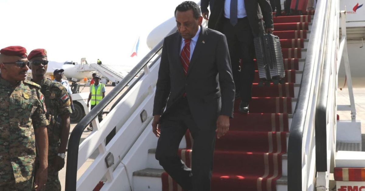 السودان.. كامل إدريس يؤدي اليمين الدستورية رئيساً للوزراء أمام البرهان