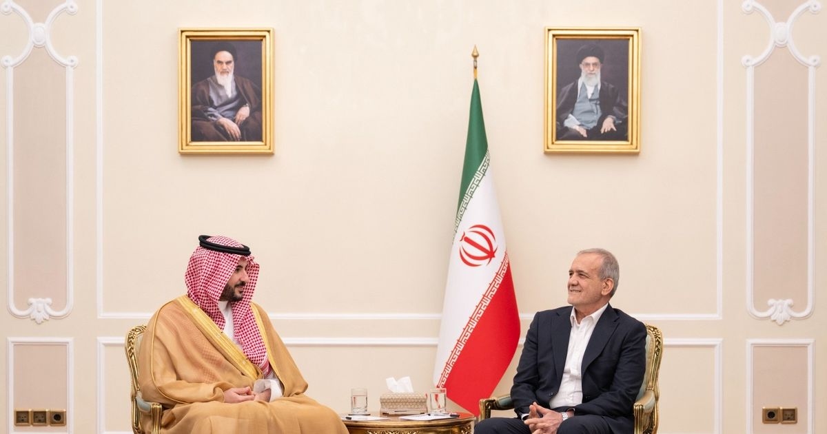 وزير الدفاع السعودي ورئيس أركان الجيش الإيراني يبحثان الأوضاع في المنطقة