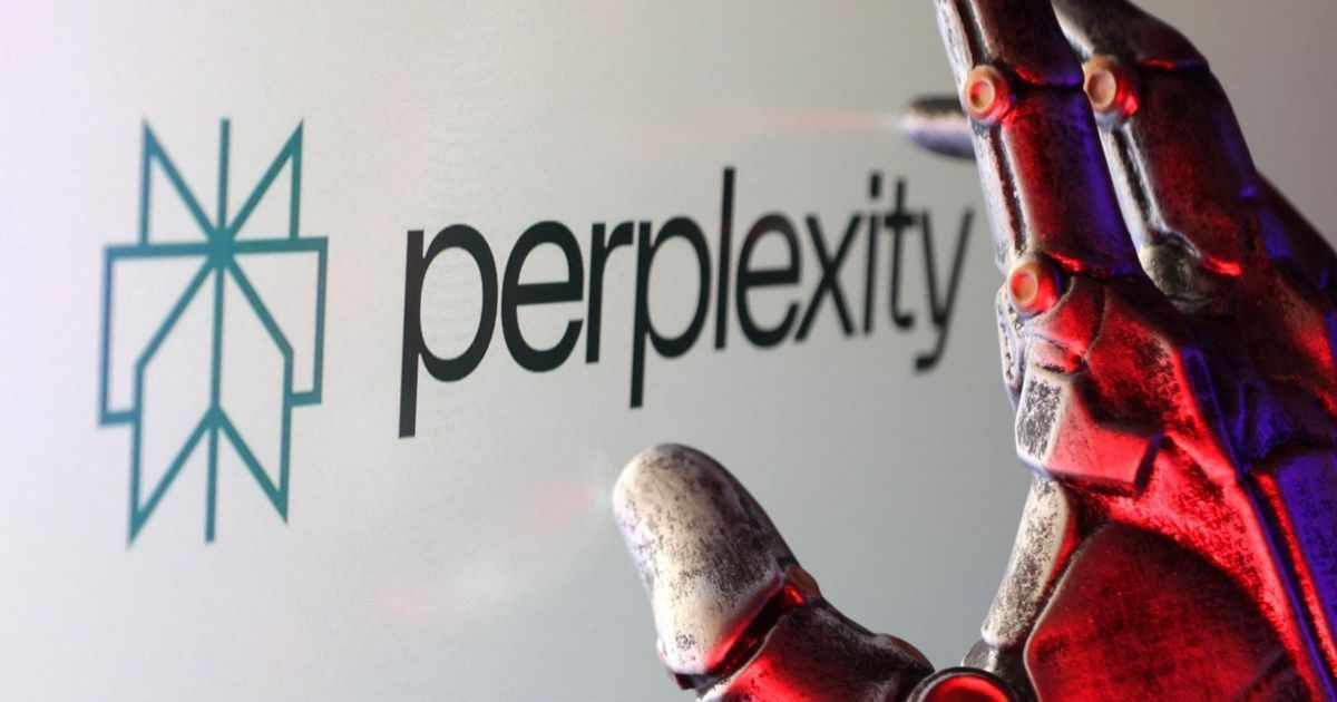 Perplexity تبحث دمج مساعدها الذكي في هواتف سامسونج وموتورولا