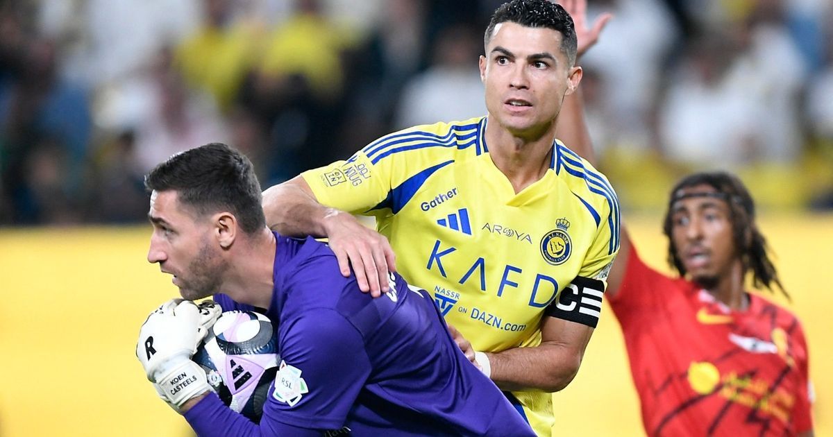 كاستيلس ينفجر بسبب عودة كورتوا ويقاطع منتخب بلجيكا