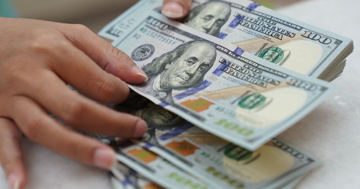 الدولار يهبط لقاع جديد في 2025 مع تلويح ترمب برسوم أحادية الجانب