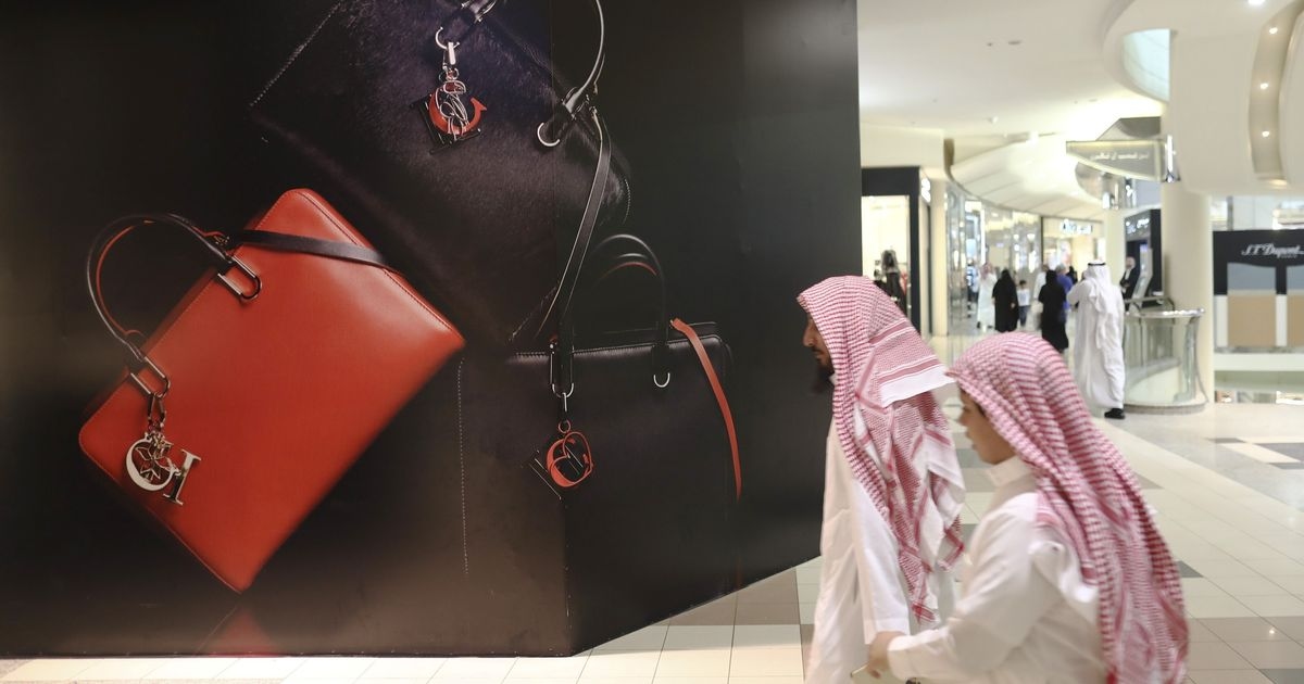 "الفطيم" الإماراتية تستحوذ على نصف "سينومي ريتيل" السعودية