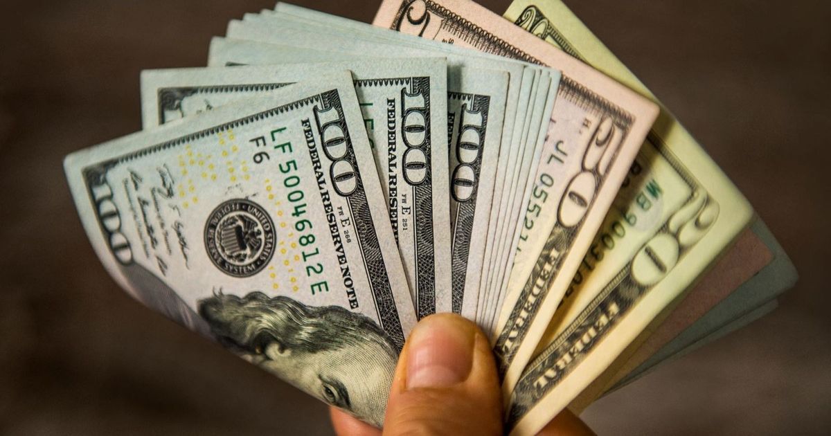 الدولار يهبط إلى أدنى مستوى منذ 2023 بعد تهديد ترمب لأوروبا و"أبل"