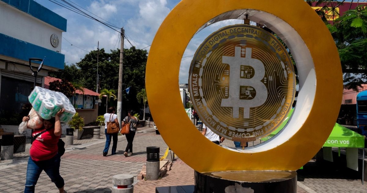 سعر بتكوين يتراجع بفعل جني الأرباح بعد ارتفاع قياسي