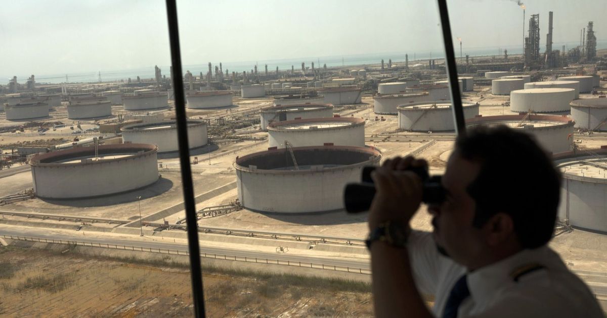 بلومبرغ: "أرامكو السعودية" تخفض سعر خامها الرئيسي للعملاء في آسيا