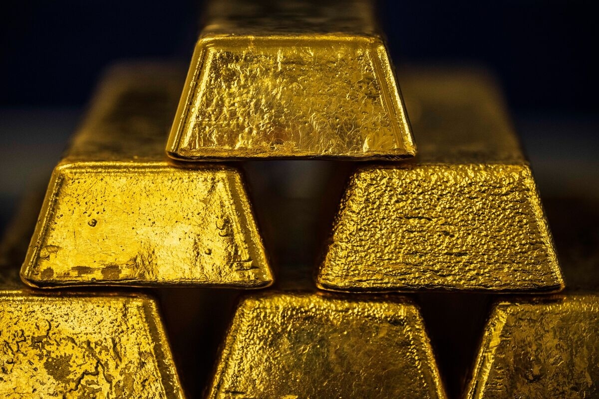 Gold Slips as Haven Demand Eases After Trump Delays EU Tariffs