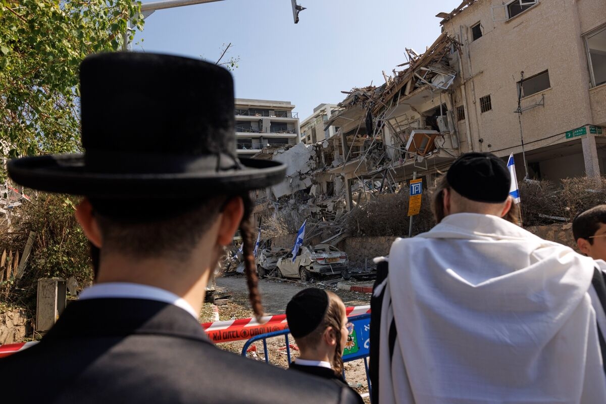 Iran Fires Hundreds of Missiles at Israel as Conflict Escalates