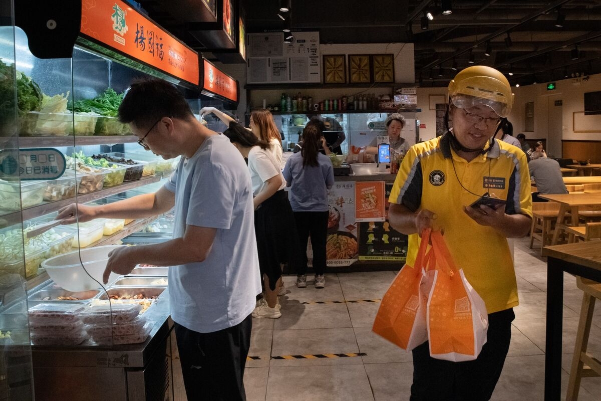 Meituan, JD.com's Food Delivery War Worsens $100 Billion Rout