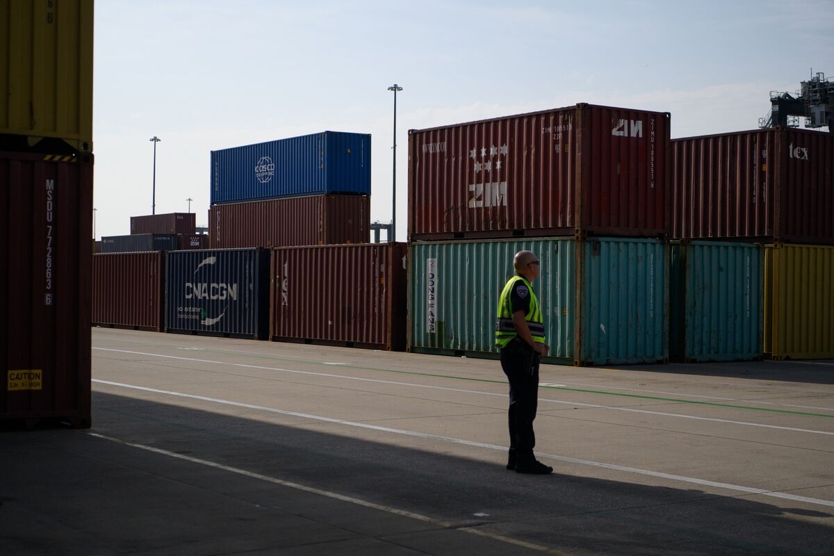 US Trade Deficit Narrows by Most on Record as Imports Plunge