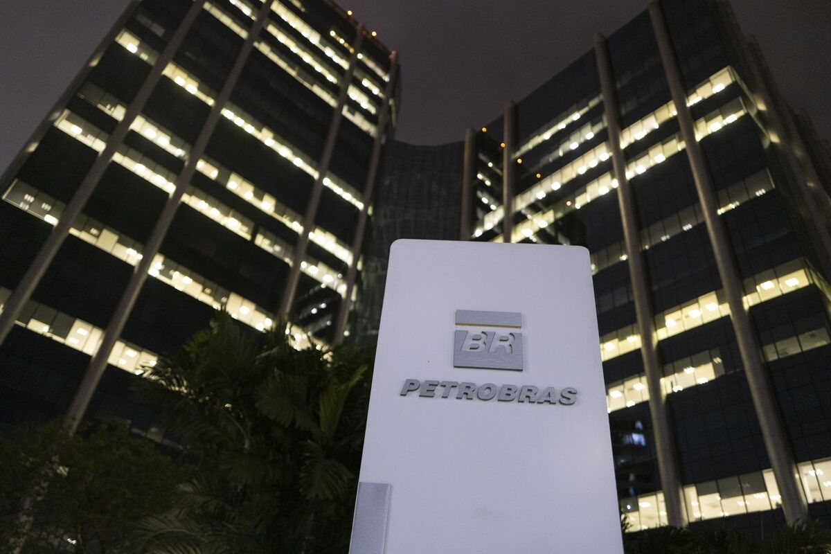 Petrobras to Pay $2.1 Billion in Dividends After Price Drop