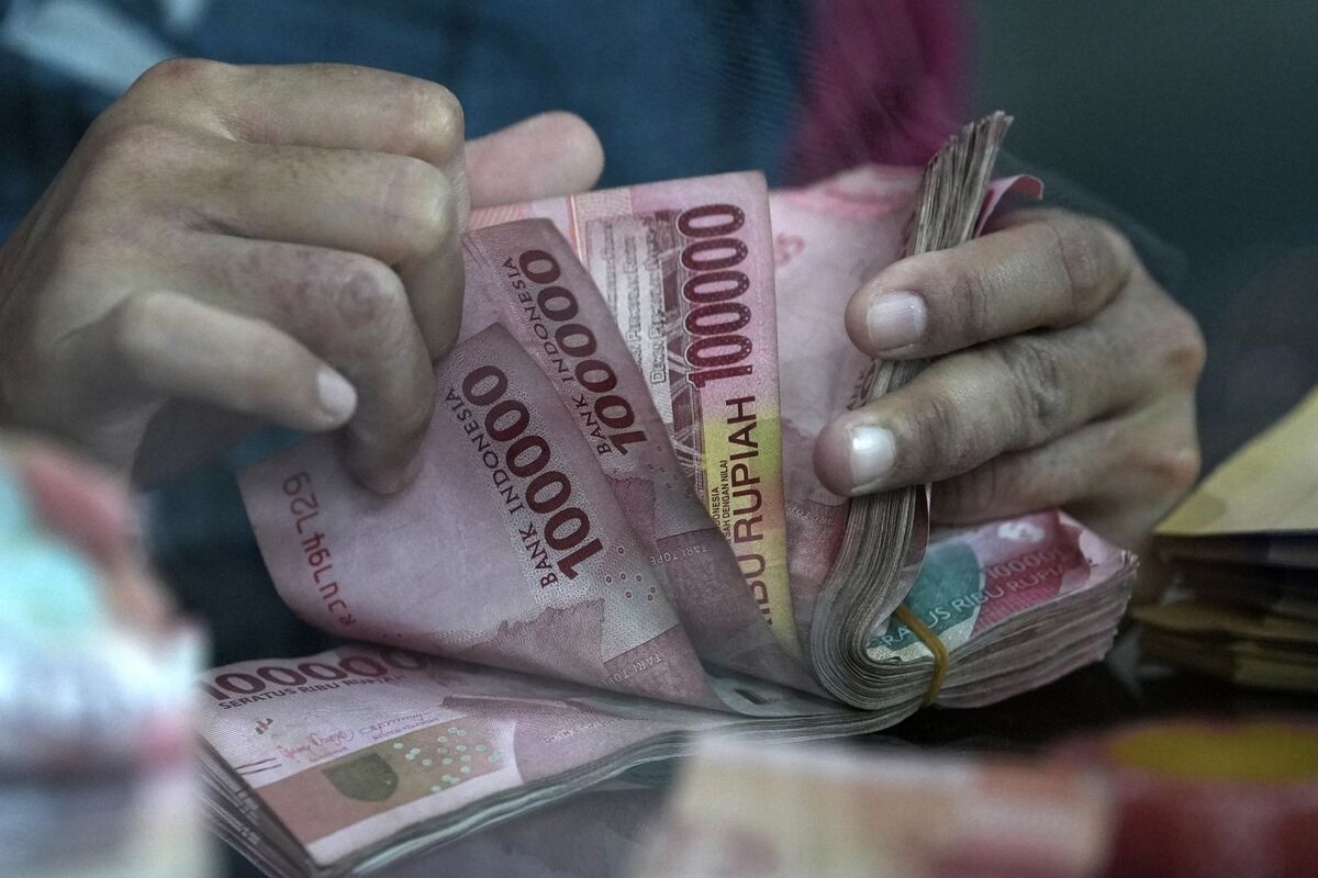 Bank Indonesia Intervenes as Rupiah Hits Weakest in One Month