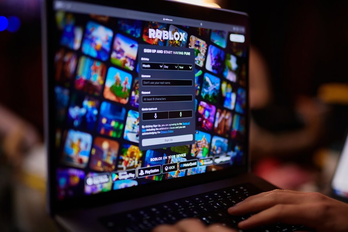 Roblox, Discord Scrutinized by States Over Child Safety Issues