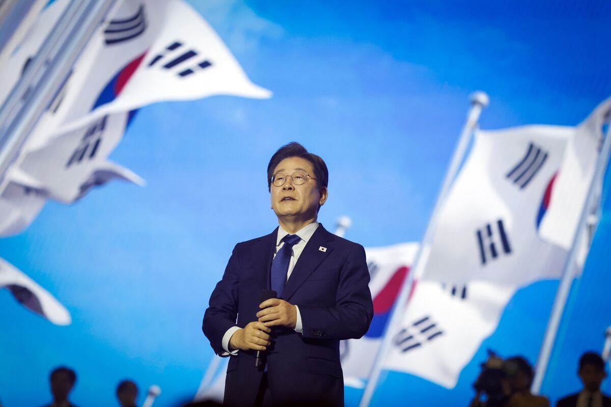 South Korean Election Frontrunner Lee Floats Two-Term Presidency