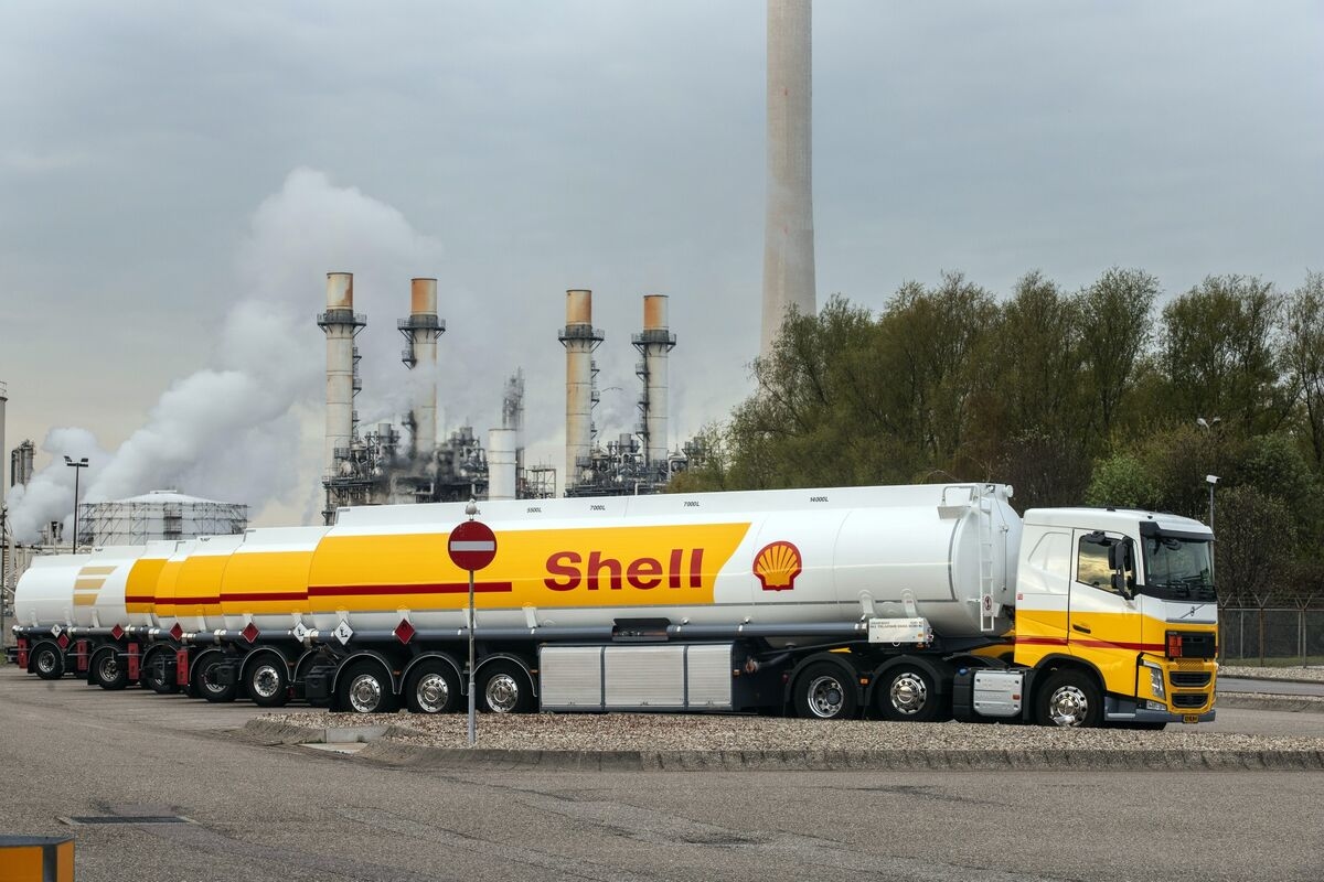 Shell Is in Early Talks to Acquire Oil Rival BP, WSJ Reports