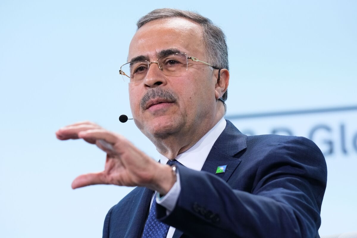 Aramco Boss Will Keep Borrowing Even as Oil Slump Cuts Cashflow