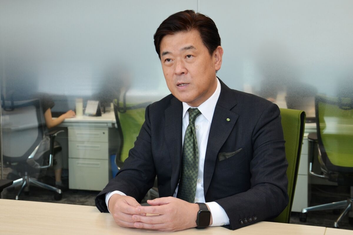 Japan Chemicals Firm CEO Fights to Keep Job as Investors Revolt